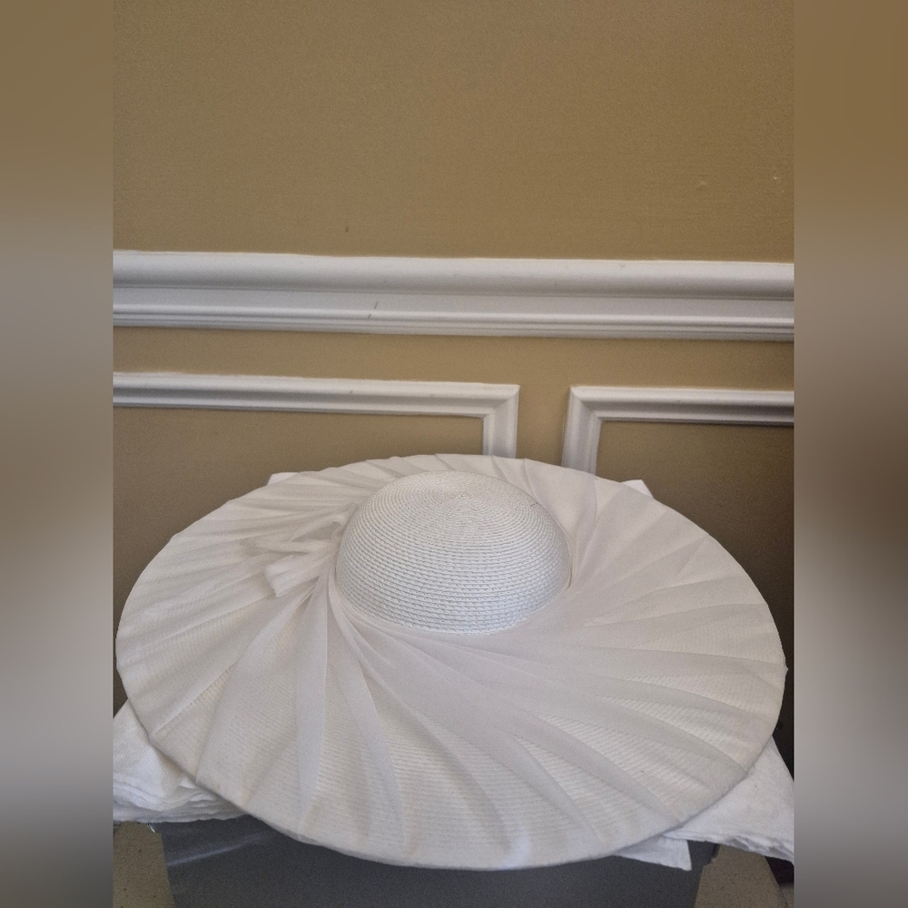 Chic White Sun Hat for Women - Picture 2 of 10